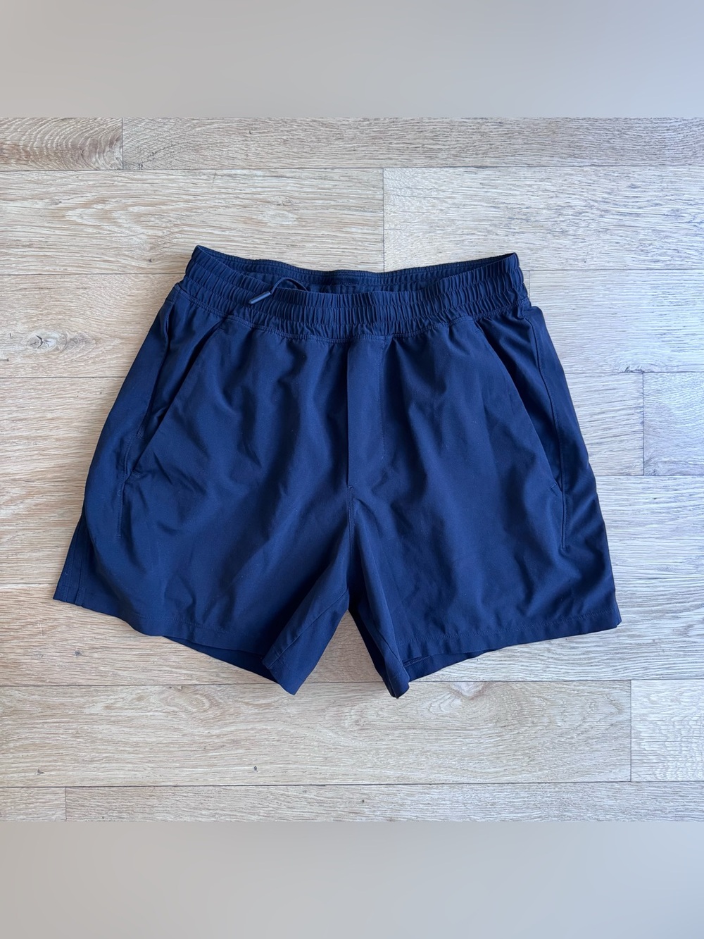 Men’s Lululemon athletica black athletic shorts with elastic waist